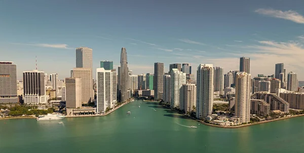 Miami silueti. Miami gökdelen şehri. Miami şehrinin ufuk çizgisi Brickell anahtarı. Miami şehir merkezinde. Gökdelen binası. Şehir merkezindeki şehir manzarası. Seyahat güzergahı. Şehir mimarisi.