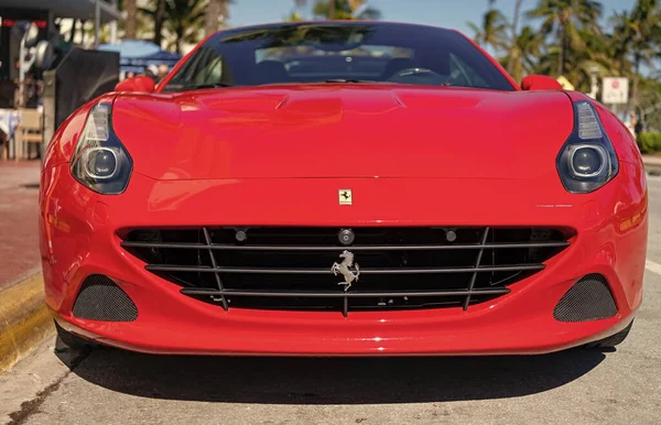 Miami, Florida, ABD - 23 Kasım 2024: 2017 Ferrari California T üstü açık spor araba. Ferrari California T tipi spor araba. Ferrari California 'nın açık hava aracı. Ferrari California, ön manzara.