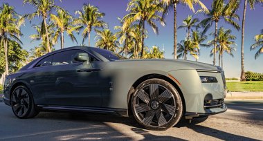 Miami, Florida, ABD - 23 Kasım 2024: Rolls Royce Spectre 2024 elektrikli araba. Rolls Royce Spectre modelinin lüks elektrikli arabası. Rolls Royce 'un arabası dışarıda park edilmiş. Rolls Royce, yan görüş..