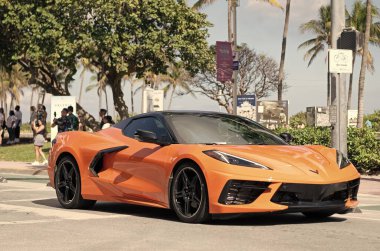 Miami, Florida, ABD - 20 Aralık 2024 Chevrolet Corvette 'in spor arabası. Chevy Corvette 'in açık hava turuncu arabası. Chevrolet Corvette, yan görüş. Chevrolet Corvette C8 Chevy spor araba.