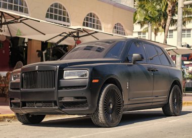 Miami, Florida, ABD - 06 Aralık 2024 Rolls Royce Cullinan 2024 çapraz otomobil. Rolls Royce Cullinan 'ın çapraz arabası. Araba Rolls Royce Cullinan dışarı park etmiş. Rolls Royce Cullinan, köşe manzaralı..