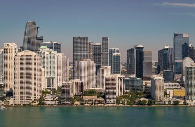 Brickell Key, ABD 'de gökdelenli şehir manzarası. Brickell Miami şehir merkezinde. Miami şehir merkezinde, Florida 'da panoramik modern mimari. Miami ufuk çizgisi panoramik manzara.