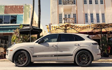 Miami, Florida, ABD - 06 Aralık 2024: 2025 Porsche Cayenne spor arazi aracı. Porsche Cayenne 'in lüks arabası. Porsche Cayenne 'in arabası dışarıda park edilmiş. Porsche Cayenne, yan görünüm.