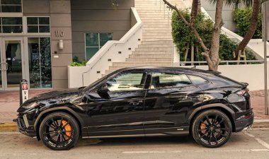 Miami, Florida, ABD - 08 Aralık 2024 Lamborghini Urus S SUV spor yara izi. Lamborghini Urus S tipi lüks bir spor araba. Lamborghini Urus 'un arabası dışarıda park edilmiş. Siyah Lamborghini Urus, yan görünüm.