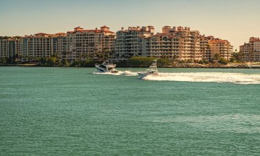 Lüks motorlu tekne yatı. Yat marinaya gidiyor. Tekne ve yat gezisi. Lüks bir yaşam tarzı. Fisher Adası 'nda lüks bir binada yat. Yaz tatili. Fisher Adası Binası. Deniz tatili.