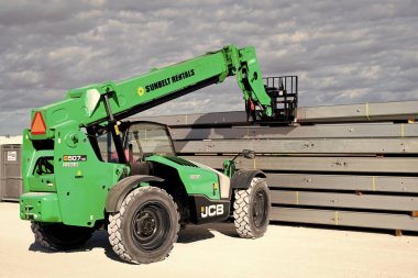 Miami, Florida, ABD - 16 Kasım 2024: Sunbelt Kiralama açık havada patlama yaptı. Makine ekipmanları. Ağır ekipman kaldırma makineleri. Güneş Kemeri Kiralama Genia Z62-40. Yüklü teleskopik patlama asansörü.