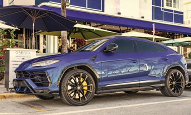 Miami, Florida, ABD - 23 Kasım 2024: Mavi Lamborghini Urus 2020 SUV spor yara izi. Lamborghini Urus tipi lüks bir spor araba. Lamborghini Urus dışarıda park etmiş. Lamborghini Urus, alçak köşe manzaralı..