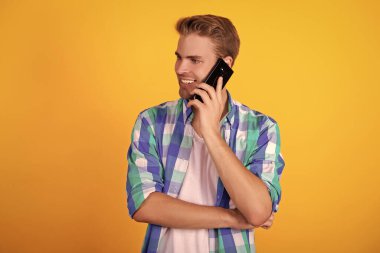 Akıllı telefondan konuşan adam sarıda izole edilmiş. Millennial Man 'in telefon görüşmesi var. Geri arıyorum. Adam akıllı telefonda konuşuyor. Telefon var. Mobil iletişim. İletişim ve öğrenim hayatı.
