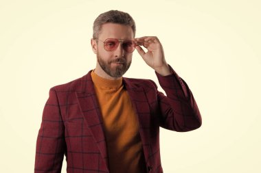 İş adamı portresi. Ceketli ve güneş gözlüklü bir adam. Beyaz ceketli yakışıklı erkek manken. Karizmatik iş adamı resmi ceket giyer. İş gündelik tarzı. Erkeksi incelik..