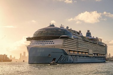 Miami, Florida, ABD - 03 Kasım 2024: Gemi Miami limanından ayrılıyor. Denizler Gezisi 'nin simgesi. Yaz tatilinde gemi turu. Royal Karayipler Uluslararası yolcu gemisi. Gemi turu..