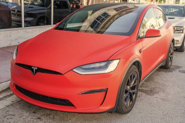 Miami, Florida, ABD - 06 Aralık 2024: Tesla X elektrikli geçiş aracı. Tesla X tipi elektrikli araba. Tesla X 'in arabası dışarıda park edilmiş. Elektrik Tesla X, köşe görünümü.