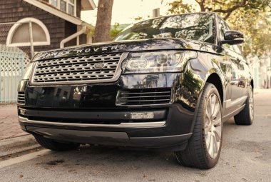 Miami, Florida, ABD - 08 Aralık 2024 Land Rover Range Rover 'ın lüks SUV arabası. Land Rover 'ın arabası dışarıda park edilmiş. Range Rover SUV 2016 siyah renk, köşe görünümü.