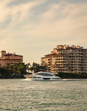 Yaz tatili. Fisher Adası Binası. Lüks motorlu tekne yatı. Yat marinaya gidiyor. Tekne ve yat gezisi. Lüks bir hayat. Fisher Adası 'ndaki lüks konut yatında..