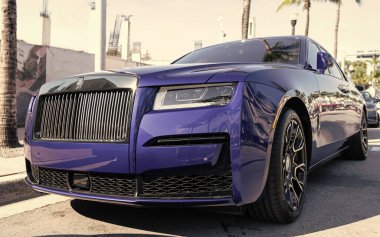 Miami, Florida, ABD - 21 Kasım 2024 Rolls Royce Hayalet 2024. Lüks araba Rolls Royce Hayalet modeli. Araba Rolls Royce dışarı park etmiş. Rolls Royce mavi renk, köşe görünümü.