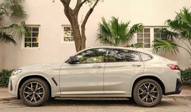 Miami, Florida, ABD - 08 Aralık 2024: BMW M4 'ün açık hava aracı. BMW M4 aracı, yan görüş. 2024 BMW X4 çapraz coupe. BMW M4 aracının lüks arabası..