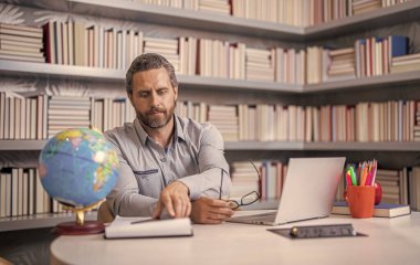 Öğretmen dizüstü bilgisayarda çalışıyor. Öğretmen sanal sınıflarla uzaktan eğitim alıyor. uzaktan eğitim. Öğretmen çevrimiçi uzaktan kumanda. Bilgi işlem uzmanları. uzak özel eğitim. bilgi ve eğitim.