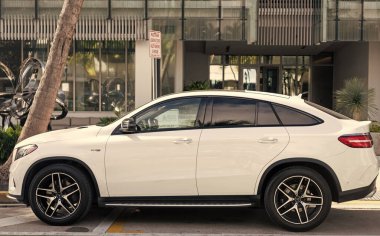 Miami, Florida, ABD - 17 Aralık 2024 Mercedes Benz GLE coupe. Mercedes Benz GLE tipi lüks bir araba. Beyaz Mercedes Benz GLE dışarıda park edilmiş. Mercedes Benz GLE, yan görünüm.