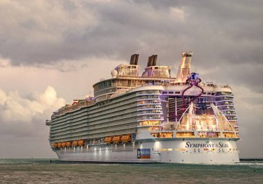 Miami, Florida, ABD - 16 Aralık 2024: Seas yolcu gemisi seferi senfonisi. Yaz tatilinde gemi turu. Royal Karayipler Uluslararası yolcu gemisi. Gemi turu. Lüks gemi gezisi..