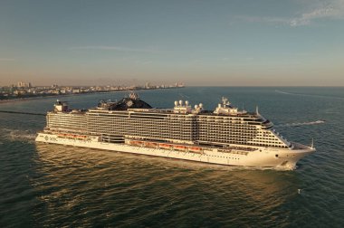Miami, Florida, ABD - 02 Şubat 2025: MSC Sahil Seyahati. Yaz tatilinde gemi turu. MSC seyahatleri. Gemi turu ve deniz seyahati. Gemi Miami limanından ayrılıyor..