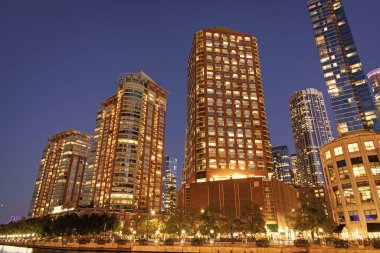 Şehir merkezindeki gökdelen. Şehir merkezi mimarisi. İş bölgesindeki ofis binası. Modern cam bina. Chicago şehri. Gökdelen mimarisi. Camdan iş gökdeleniName.