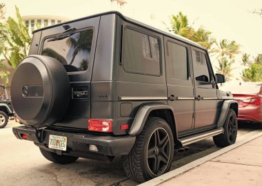 Miami, Florida, ABD - 16 Aralık 2024: siyah Mercedes Benz G 2018 SUV pikap. Mercedes Benz G tipi bir SUV kamyonet. Mercedes Benz 'in arabası dışarıda park edilmiş. Mercedes Benz G, köşe görünümü.