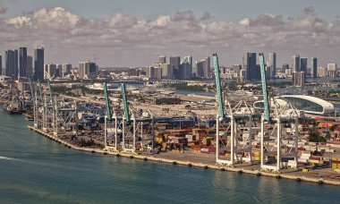 Miami, Florida - 4 Şubat 2025 Miami Limanı. Konteynır portu. İhraç ve ithalat. Kargo endüstriyel işi. Miami limanında konteynır ve hava manzaralı kargo servisi. Yük konteynırı.