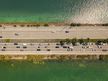 Biscayne Körfezi üzerindeki Causeway Köprüsü 'nün Miami, ABD' deki hava trafiği. Köprü Miami, Florida 'daki Biscayne Körfezi' ndeki Bay Harbor Adaları 'na açılıyor. Asma köprü. Geniş Geçit Köprüsü.