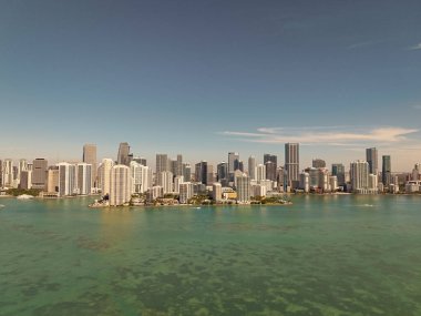 Şehir merkezinin silüeti. Miami 'nin havadan görünüşü. Miami şehir merkezindeki Brickell Key 'deki modern gökdelenin havadan görünüşü. Miami 'nin silüeti. Brickell şehir merkezi. Modern şehir inşaatı ve gökdeleni.
