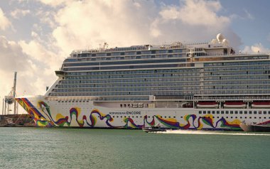 Miami, Florida, ABD - 03 Kasım 2024: Norveç yolcu gemisi yolculuğu. Yaz tatilinde gemi turu. Norveçli gemi şirketi. Gemi turu ve deniz seyahati. NCL gemisi. Seyahat kavramı.
