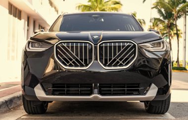 Miami, Florida, ABD - 21 Kasım 2024: 2025 BMW X3 çapraz otomobil. Lüks araç BMW X3 tipi. Araba BMW X3 dışarıda park edilmiş. siyah BMW X3, ön görünüm.