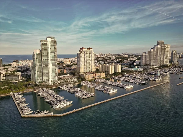 Yaz tatili. Lüks Güney Sahili marinası. Lüks bir yat. Miami güney sahili manzaralı. Yat kulübü. Marina Miami, Florida 'da. Özel rıhtım. Lüks yatı olan Güney Point Miami marinası. Seyahat hedefi.