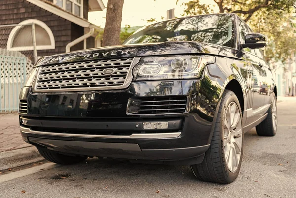 Miami, Florida, ABD - 08 Aralık 2024 Land Rover Range Rover 'ın lüks SUV arabası. Land Rover 'ın arabası dışarıda park edilmiş. Range Rover SUV 2016 siyah renk, köşe görünümü.