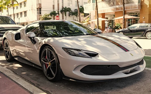 Miami, Florida, ABD - 08 Aralık 2024 Ferrari 296 GTB spor yara izi. Ferrari 296 GTB 'nin lüks spor arabası. Ferrari GTB 'nin arabası dışarıda park edilmiş. Ferrari 296 GTB, köşe görünümü.