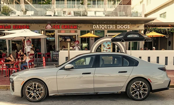 Miami, Florida, ABD - 21 Kasım 2024: gri BMW i7 2024 elektrikli sedan. BMW i7 marka lüks bir sedan araba. BMW i7 'nin elektrikli arabası dışarıda park edilmiş. BMW i7, yan görünüm.