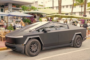Miami, Florida, ABD - 06 Aralık 2024 Tesla Cybertruck elektrikli kamyonet vagonu. Tesla Cybertruck 'ın siyah elektrikli arabası. Tesla Cybertruck 'ın arabası dışarıda park edilmiş. Tesla Cybertruck, yan görüş.
