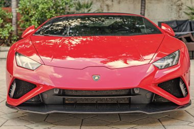 Miami, Florida, ABD - 18 Kasım 2024: Lamborghini Huracan EVO RWD Spyder spor araba. Lamborghini Huracan EVO 'nun spor arabası. Lamborghini Huracan 'ın kırmızı arabası..