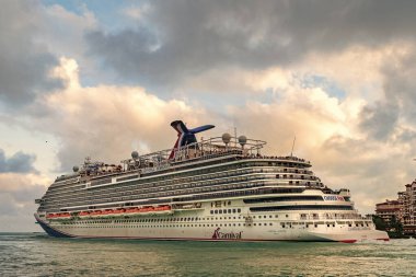 Miami, Florida, ABD - 16 Aralık 2024 Yaz Tatili Seyahati. Karnaval yolcu gemisi. Gemi turu ve deniz seyahati. Gemi Miami limanından ayrılıyor. Seyahat ediyorum. Karnaval Horizon gemi yolculuğu..
