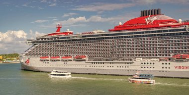 Miami, Florida, ABD - 03 Kasım 2024 Yaz Tatili Seyahati. Bakire Yolculukları. Seyahat acentesi. Gemi turu ve deniz seyahati. Gemi Miami sahil limanından ayrılıyor. Bakire Yolculukları Gemi Yolculuğu.