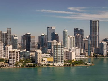 Gökdelen mimarisi olan Brickell Skyline. Şehir silüeti. Rıhtım şehri. Florida, Brickell Key 'den Miami' ye. Şehir merkezinde bir gökdelen. Şehir manzarası silüeti. Miami 'deki Brickell binası..