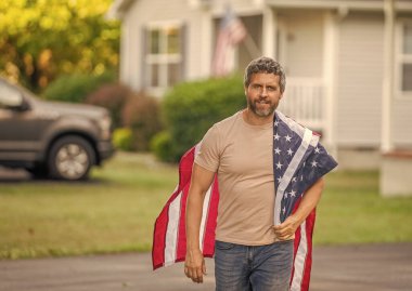 Bağımsızlık Günü. Bağımsızlık Günü için Amerikan Bayrağı ya da 4 Temmuz. Adam Amerikan bayrağını dışarıda tutuyor. Vatanseverlik sembolü olan bir vatansever. Amerikan bağımsızlığı. Ulusal bayrak. Boşluğu kopyala.