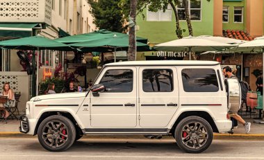Miami, Florida, ABD - 17 Kasım 2024 Mercedes Benz G 2021 SUV kamyonet. Mercedes Benz G tipi bir kamyonet. Mercedes Benz 'in arabası dışarıda park edilmiş. Mercedes Benz G, yan görünüm.