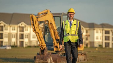 Bina denetleyicisi tarafından teftiş. Proje detayları. Denetmen mühendis. İnşaat alanı. Erkek mimar. Mühendis müdürü teftiş yapıyor. Mühendislik müfettişi. Pankart.