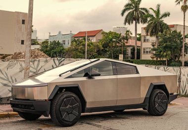 Miami, Florida, ABD - 12 Aralık 2024 Tesla Cybertruck elektrikli kamyonet vagonu. Tesla Cybertruck 'ın elektrikli arabası. Tesla Cybertruck 'ın arabası dışarıda park edilmiş. Tesla Cybertruck, köşe manzaralı..