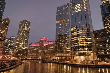 Chicago gökdelen binasının gece manzarası. Chicago gökdelenin mimarisi. Şehir gecesi aydınlatılmış bina. Gökdelen şehir manzarası. Chicago 'nun gece şehri. İş şehri.