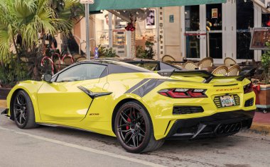 Miami, Florida, ABD - 19 Aralık 2024 Chevrolet Corvette Chevy spor arabası. Chevrolet Corvette 'in spor arabası. Chevy Corvette 'in arabası dışarıda park edilmiş. Chevrolet Corvette, köşe manzaralı..