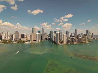 Miami şehir merkezinde, Florida 'da panoramik modern mimari. Miami ufuk çizgisi panoramik manzara. Brickell Key, ABD 'de gökdelenli şehir manzarası. Şehir merkezi Brickell Miami.