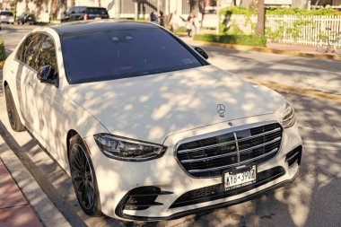 Miami, Florida, ABD - 23 Kasım 2024 Mercedes Benz S 2023 arabası. Mercedes Benz S tipinde lüks bir araba. Mercedes Benz 'in arabası dışarıda park edilmiş. Beyaz Mercedes Benz S, köşe manzaralı..