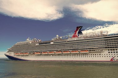 Miami, Florida, ABD - 9 Haziran 2024 Yaz Tatili Seyahati. Karnaval yolcu gemisi. Denizlerde gemi turu. Gemi Miami sahil limanından ayrılıyor. Karnaval Horizon yolcu gemisi yolculuğu. Lüks yolculuk..