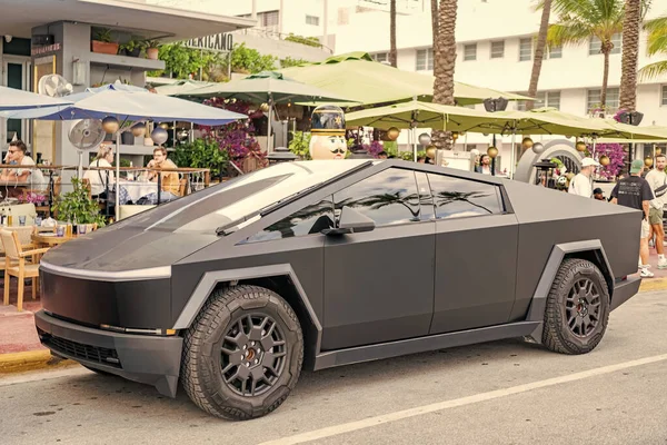 Miami, Florida, ABD - 06 Aralık 2024 Tesla Cybertruck elektrikli kamyonet vagonu. Tesla Cybertruck 'ın siyah elektrikli arabası. Tesla Cybertruck 'ın arabası dışarıda park edilmiş. Tesla Cybertruck, yan görüş.