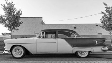 Park Ridge, Illinois, ABD - 22 Ağustos 2024: Oldsmobile 88 açık hava. Otomobil fuarında park edilmiş Retro araba, yan görüş. Oldsmobile 88 retro araba. Oldsmobile 88 'in klasik arabası..